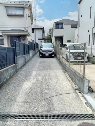 駐車スペースには大型ハイルーフ車3台縦列駐車可能です