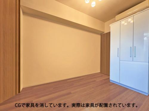 約4帖の居室です。LDKとは間仕切りによって開閉も可能。収納もついております。