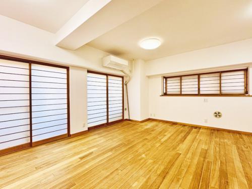 明るいフローリングの洋室。大きな窓と障子風の引き戸があり、和モダンな雰囲気