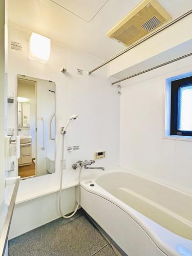 窓付きで換気良好な浴室。追い焚き機能と浴室乾燥機で快適なバスタイムを