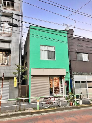 木造2階建、前面は公道10.9mに面しております。