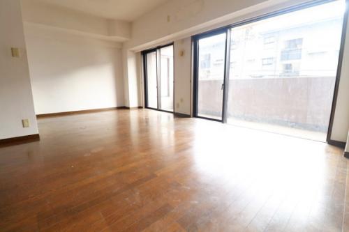 南東側に大きな窓があり明るいLDK。LD部分には床暖房完備