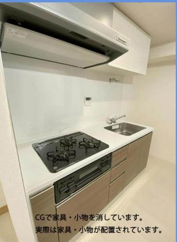キッチンには浄水器一体型シャワー水栓、3口の多機能コンロ付きです。