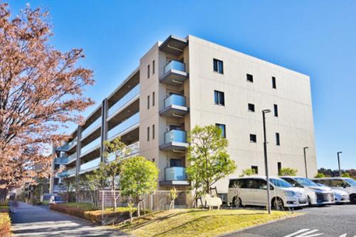 2015年2月築、6階建の低層レジデンス