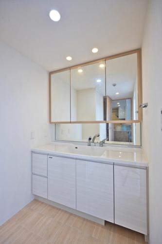 ホテルのように大きな鏡で綺麗な洗面台です