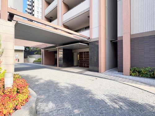 エントランス周りは石畳風の舗装で、車寄せスペースもあります。