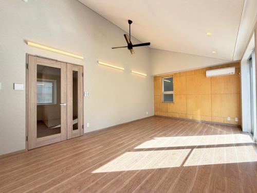 ウッディなアクセント壁は質感がやさしく、家具の色合わせがしやすいトーンです。