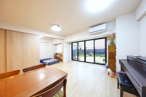 キッチンよりLDKと約6帖洋室。テラスと専用庭が広がる開放的な空間です！