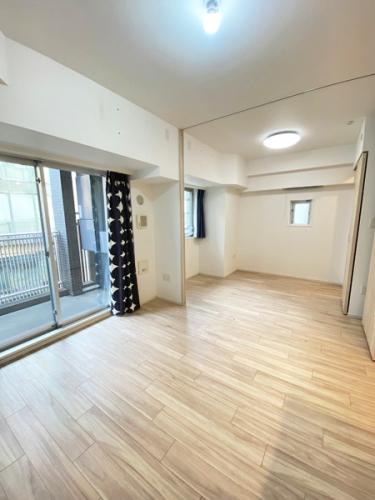 約9.3帖のリビングダイニングは南側はバルコニーに面しており、陽当たり良好です。