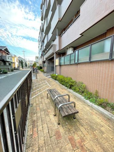 エントランス近くにベンチがあり、休んだりお友達とお話ししたりできます。