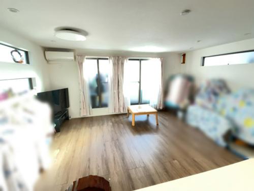 約17帖の広々としたリビングダイニングルームです。床暖房もございます。