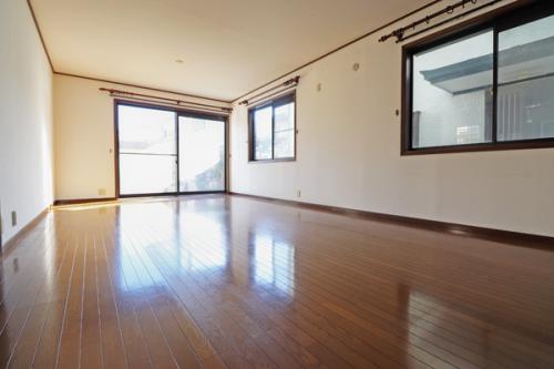 約15.3帖のリビングダイニングは明るい2面採光です