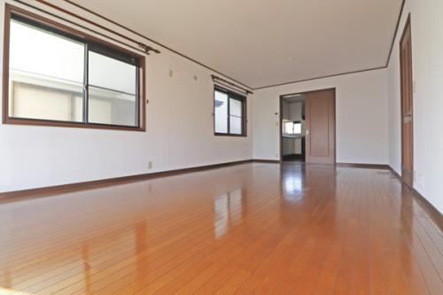 約15.3帖のリビングダイニングは明るい2面採光です