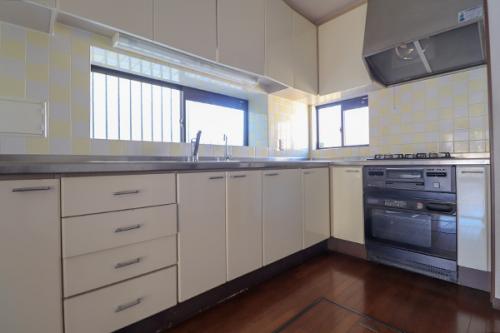 独立した約5帖のキッチンスペースも明るい窓付きです