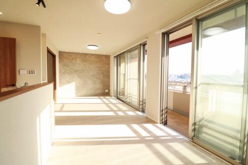 バルコニーから明るい陽光がたっぷりと入り込むLDK。