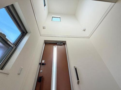 天井高の吹抜けに自然光が降りてきて、玄関が開放的で心地よくお迎えできます。