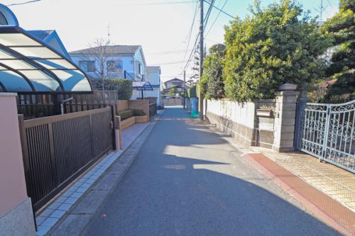 周辺は閑静な住宅地です(現地から西側)