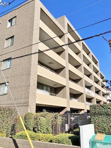 上階は上階のルーフバルコニーとなっています。