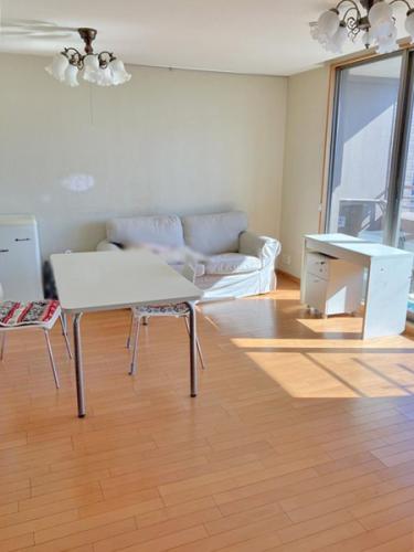 明るい印象の南面の約１２帖のLDです。