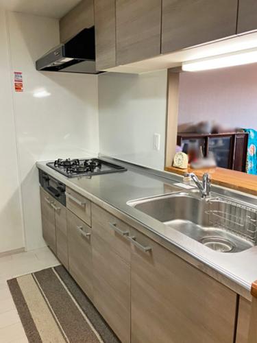 対面式キッチンでご家族とコミュニケーションをとりながら料理が楽しめます