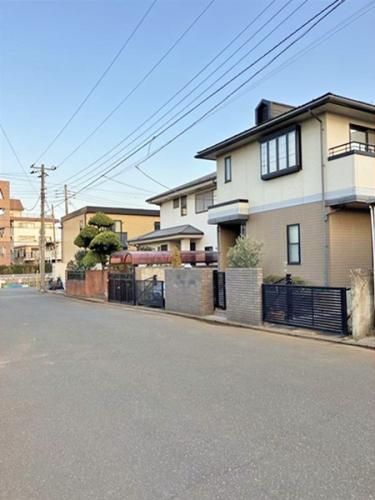 大和ハウス施工の軽量鉄骨造、太陽光パネルがあります。