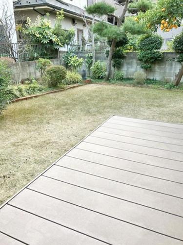 ゆったりしたお庭とリビングからデッキに出られます。