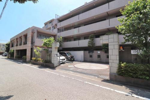 外観写真。徳殿公園目の前の住宅街に立地