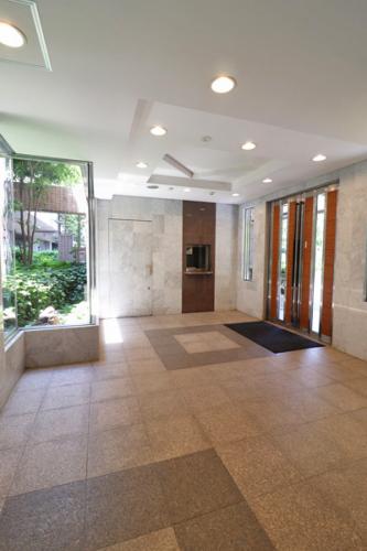 共用のエントランスです。清掃も行き届いており管理体制も良好です