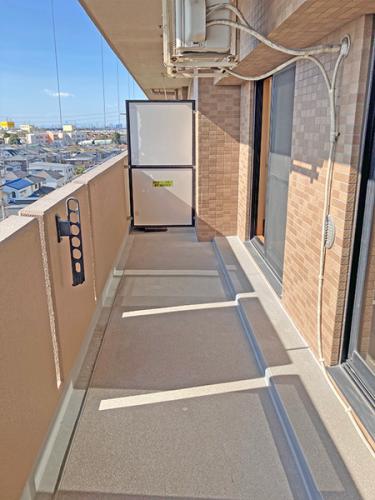 奥行きのあるバルコニーでゆったりどうぞ！