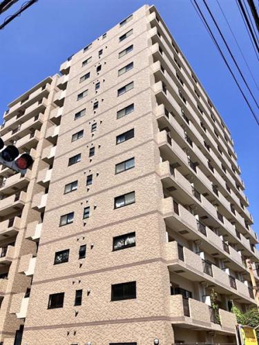 12階建ての凛々しいフォルム。東京メトロ日比谷線「入谷」駅も利用可能です。