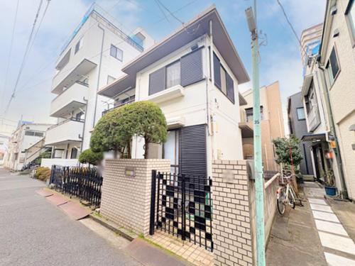 1階に和室を2室備え、子育てや来客、将来の生活変化にも対応しやすい間取り