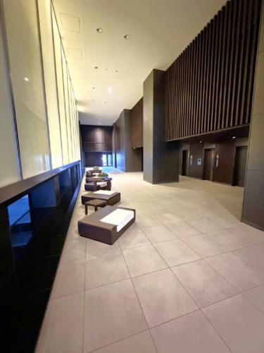 2層吹抜の解放感と、静けさに包まれるホテルライクな空間のエントランスホールです。