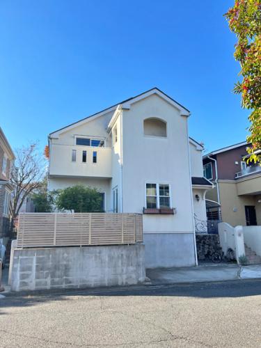 清潔感のある白を基調にした、フレンチシックな雰囲気の店舗併用住宅です。