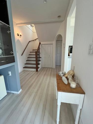 リビング・キッチン横に、階段下収納と使い勝手の良いシェルフを設けています。