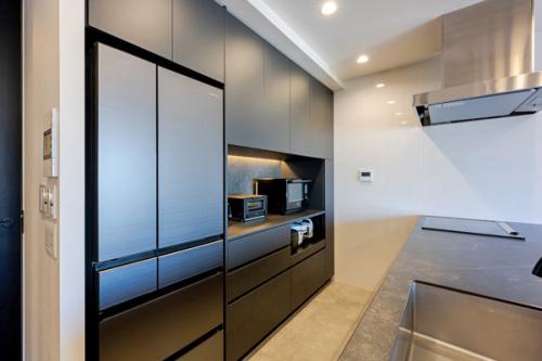 背面にはキッチンと素材を合わせた備え付けのカップボード。