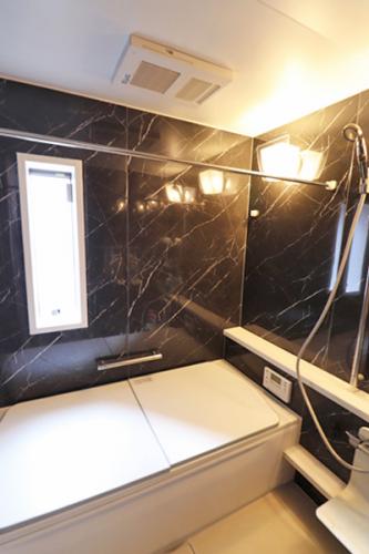 寛ぎのひと時を過ごす浴室。窓があるため、換気もしっかりできます