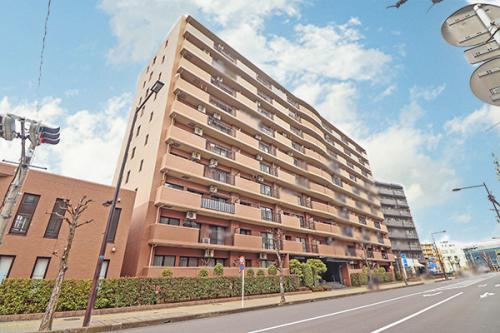 ファミリーマートまで徒歩2分、ベルクスまで徒歩5分、日常の買物に便利です