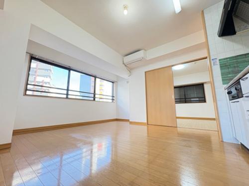 LDKは約10.6帖。6.9帖の洋室との間仕切りを開放するとさらに広々とします。