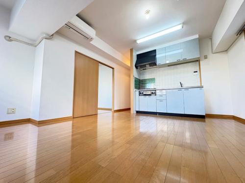 シンプルですっきりとしたキッチン。お色味も清潔感があります。