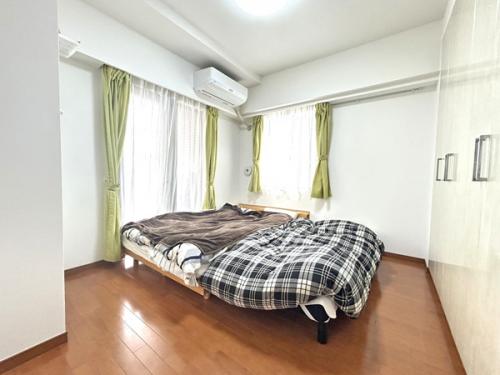 約6.6帖の洋室　２面開口部がある為、明るいお部屋です。