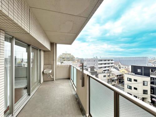 奥行約２ｍのバルコニーにはスロップシンク設置（東側）