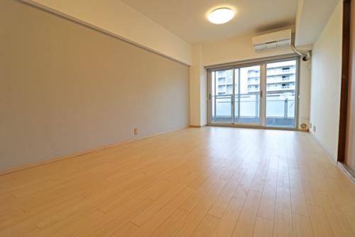 明るいベージュのフローリングに心地のいい日差しが入る優しい雰囲気のリビング