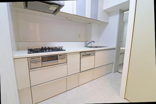 清潔感のあるシステムキッチン。ワークトップが広めだからお料理が捗りそう！