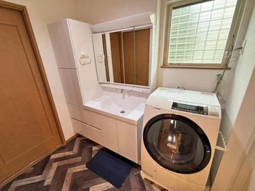 三面鏡裏収納を採用。化粧品や小物をスッキリ収納できます