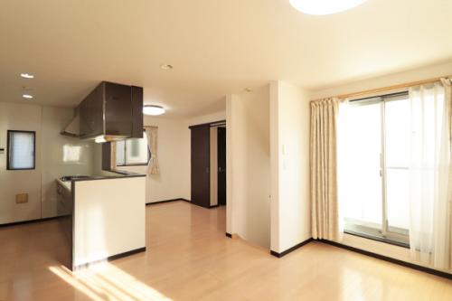 4方向に開口部のある明るい2階リビングです