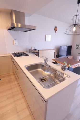 傷付きにくく耐久性に優れた人造大理石キッチン。浄水器一体型ハンドシャワー水栓付き