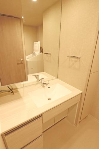 収納力と機能性に優れた洗面化粧台。タオル類の収納に便利なリネン庫も設置