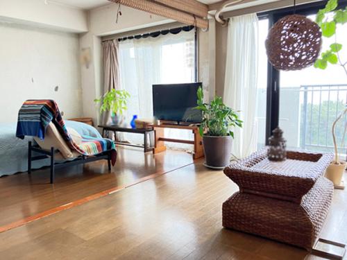 南向きバルコニーに面した約17.4帖のリビングダイニング