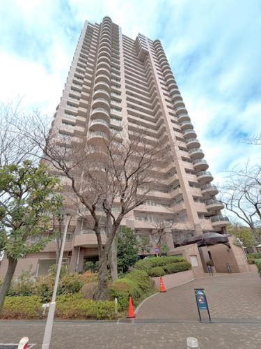 堂々とそびえ立つ地上30階建てのランドマークレジデンスの外観です。