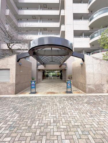 気品あるエントランスに備わるオートロックが住まいの安全を守ります。